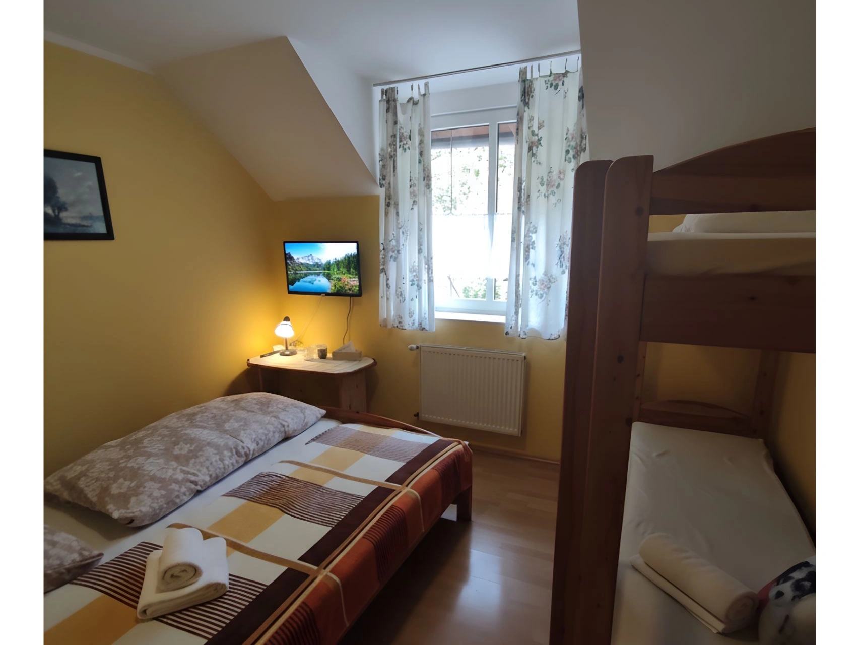 Čtyřlůžkový pokoj s manželskou postelí a palandou