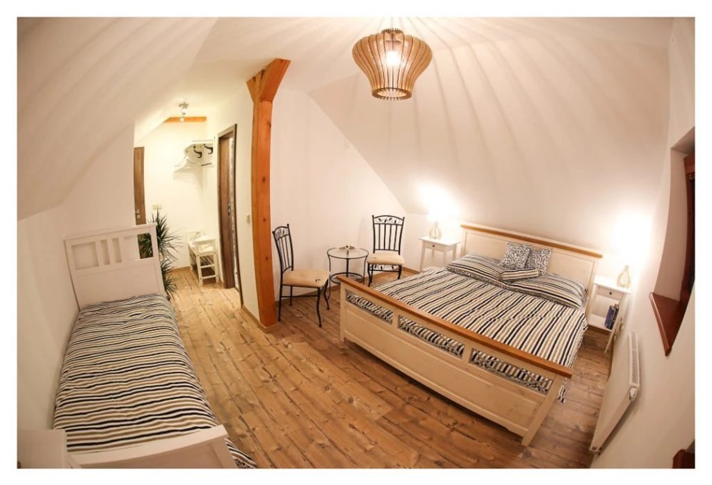 Třílůžkový pokoj Country