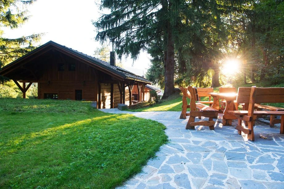 Dvě roubenky na stráni - Bílá