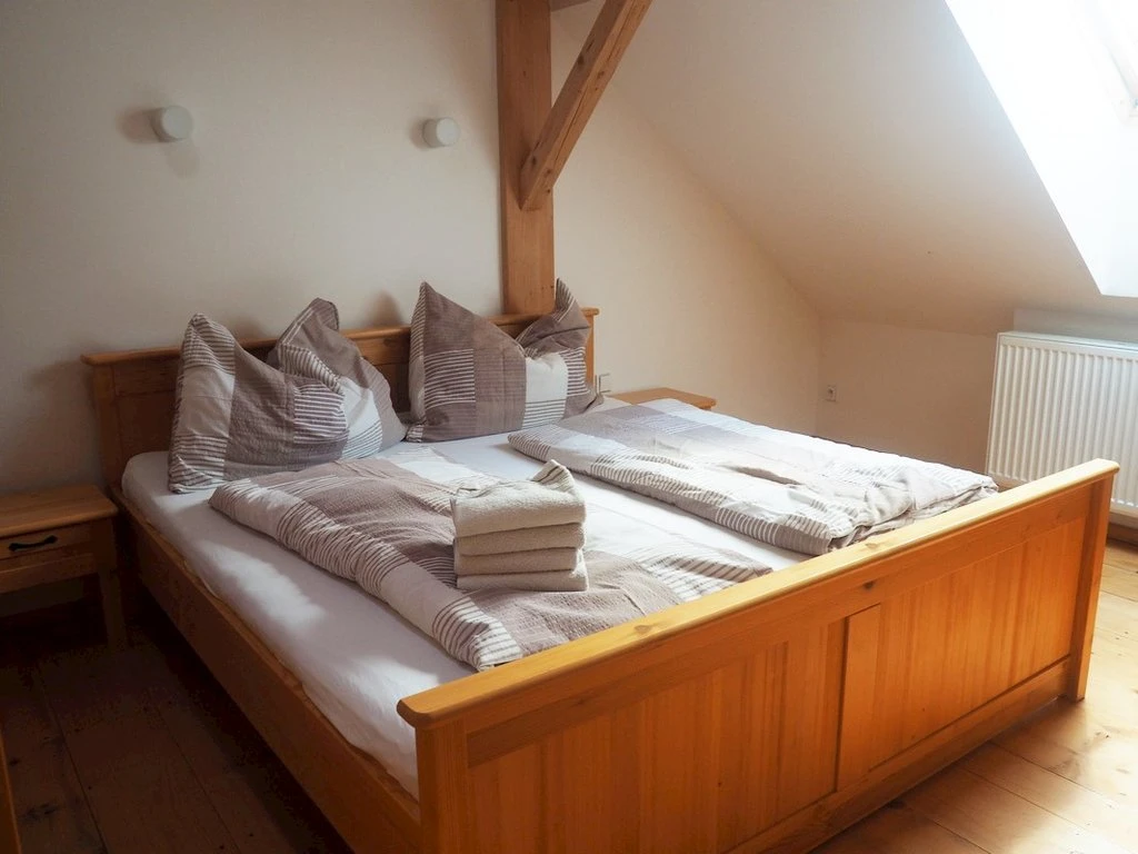 Oranžový pokoj v 1. patře budovy