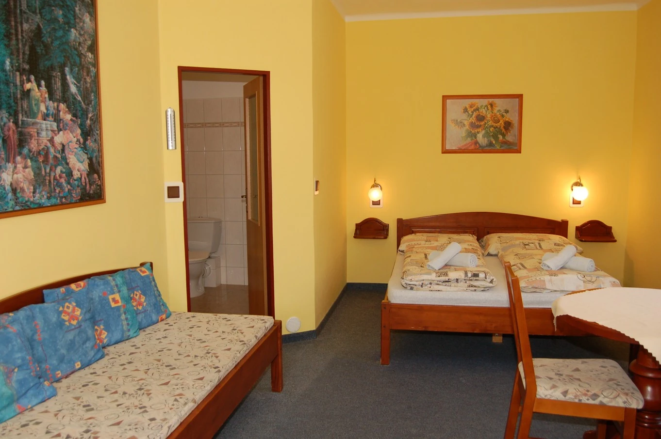 Třílůžkový bezbariérový pokoj č. 6