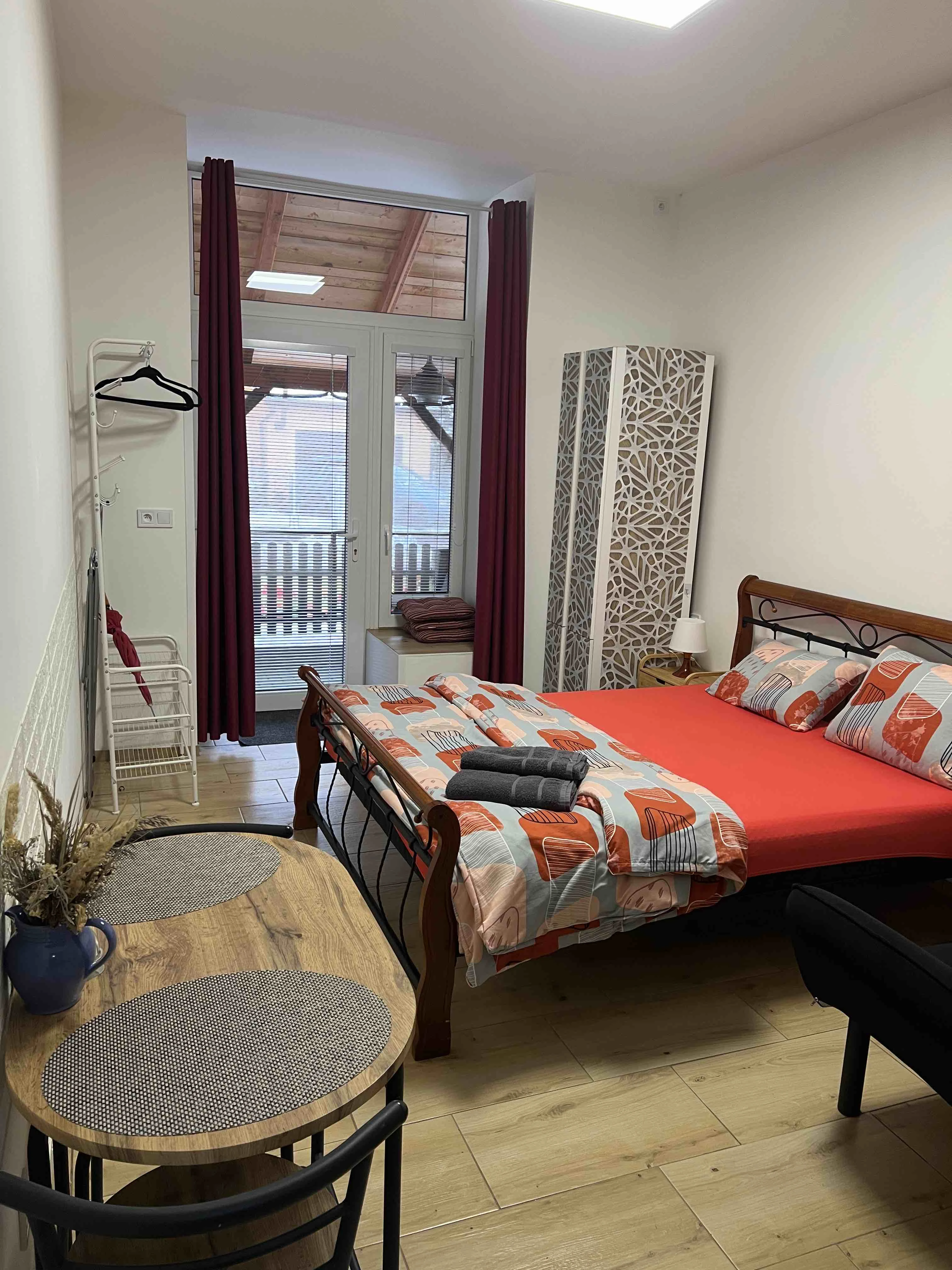 POKOJ 2 – dvoulůžkové studio s přistýlkou