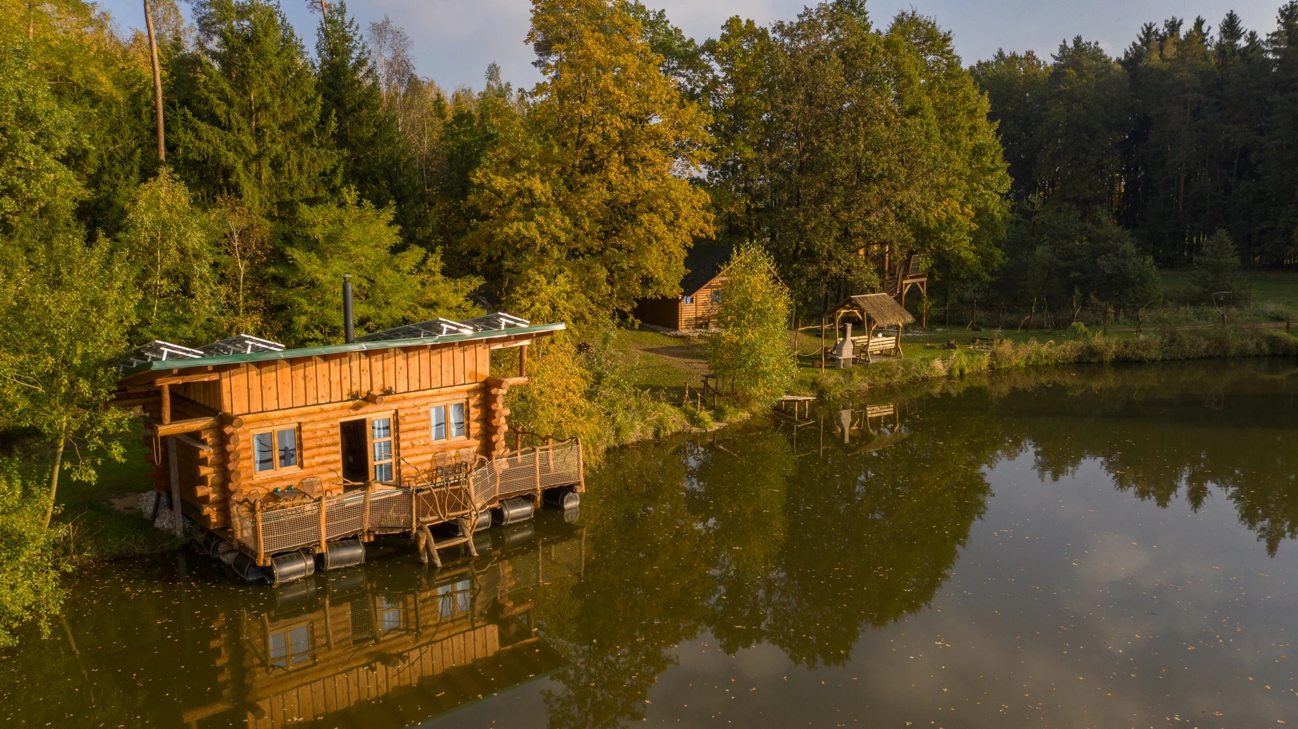 Plovoucí rybářský srub na vodě