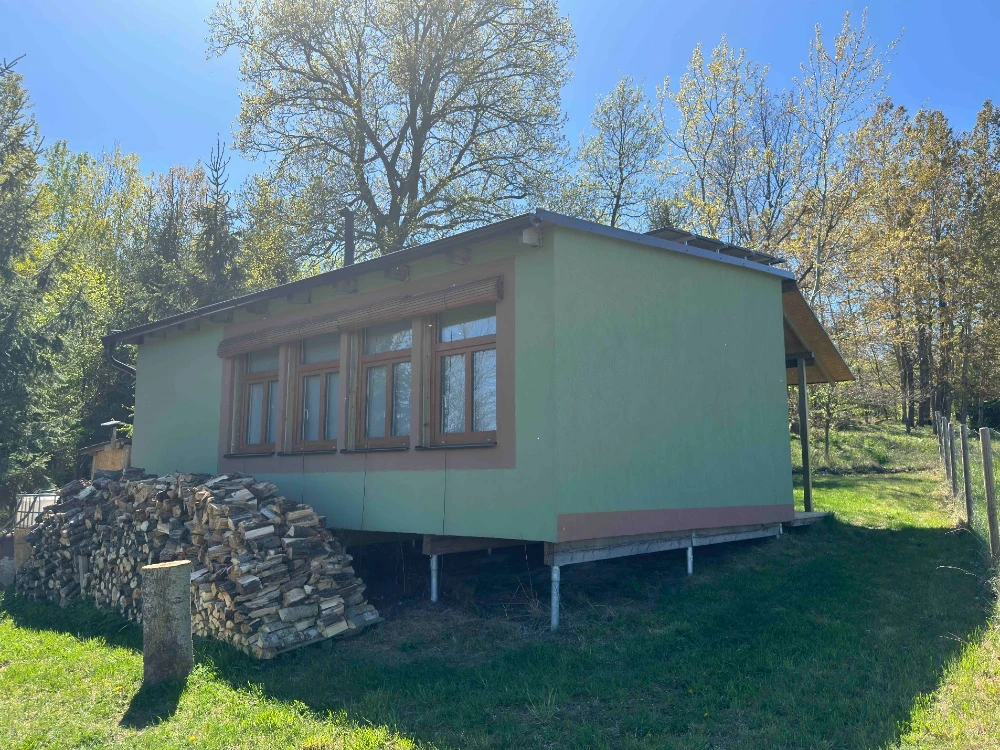 Zážitek v lese – včelín s výhledem, ohništěm a klidem