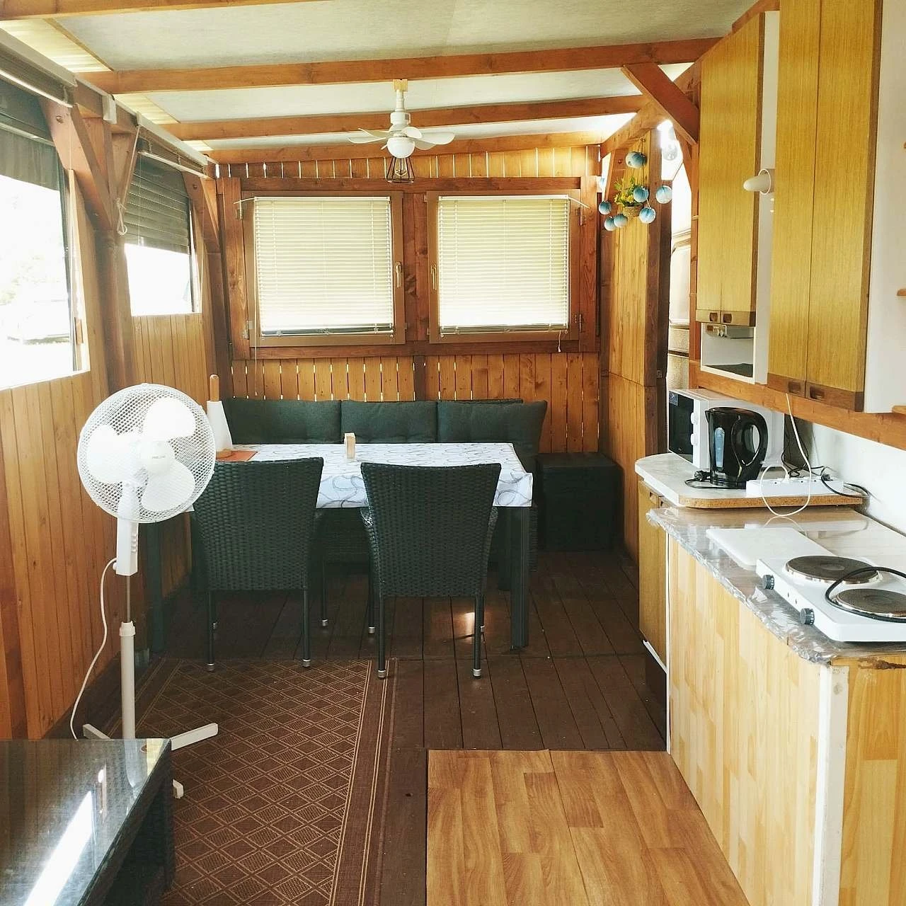 Karavan s pergolou na Slapech - Nová Živohošť
