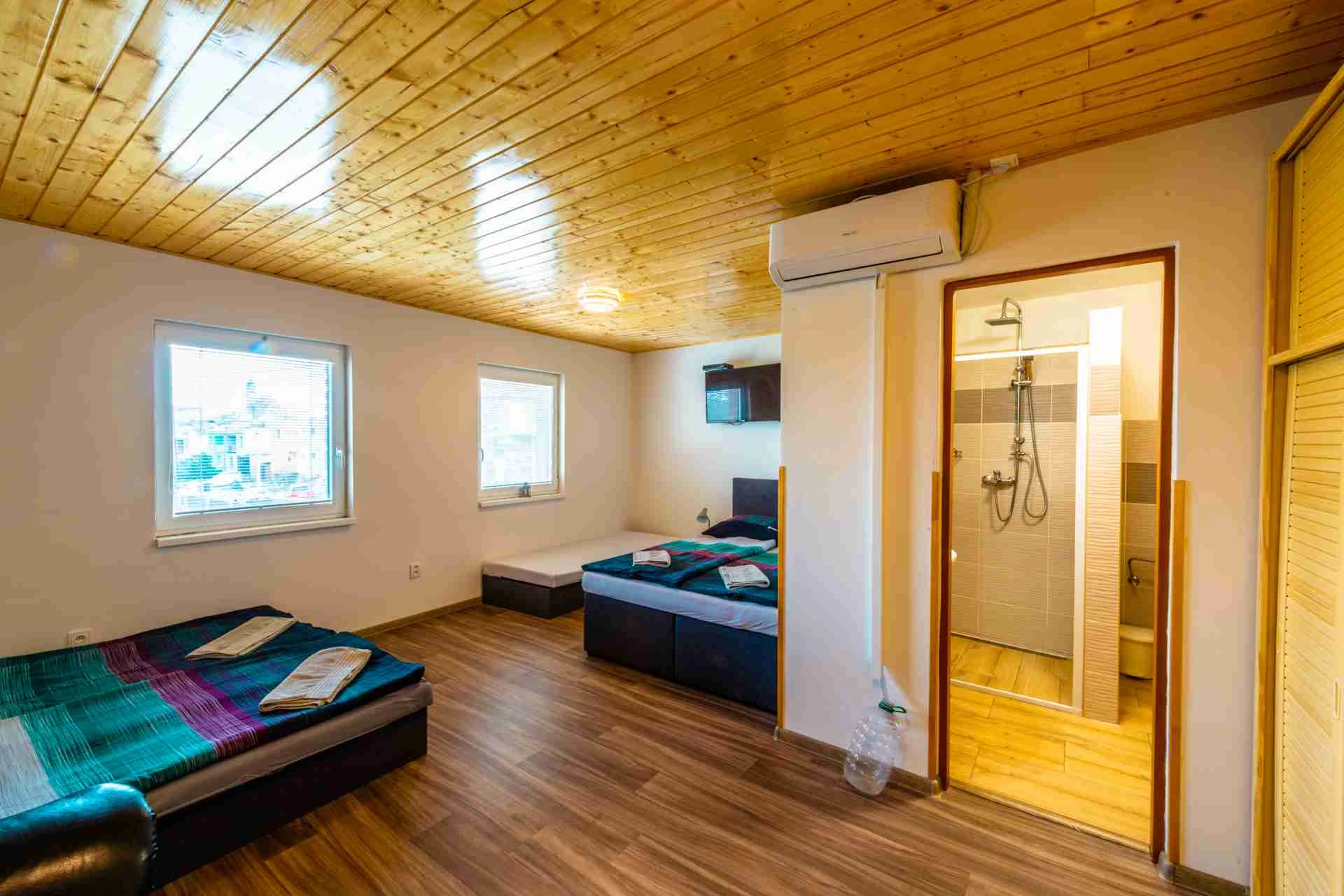 1× Pětilůžkový pokoj č. 1 v penzionu