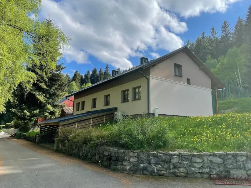 Dvojdomek u hotelu Vydra